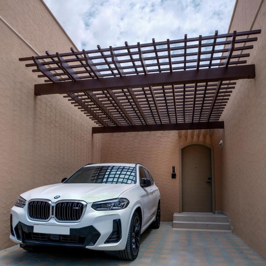 Al Ain Rotana Hotel Exterior foto A car parked in a garage