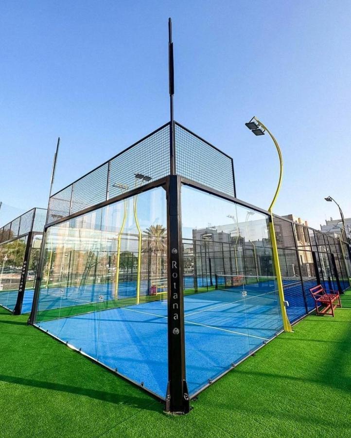 Al Ain Rotana Hotel Exterior foto A paddle tennis court