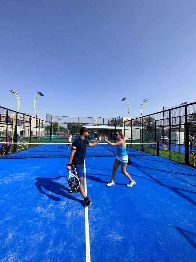 Al Ain Rotana Hotel Exterior foto A paddle tennis court