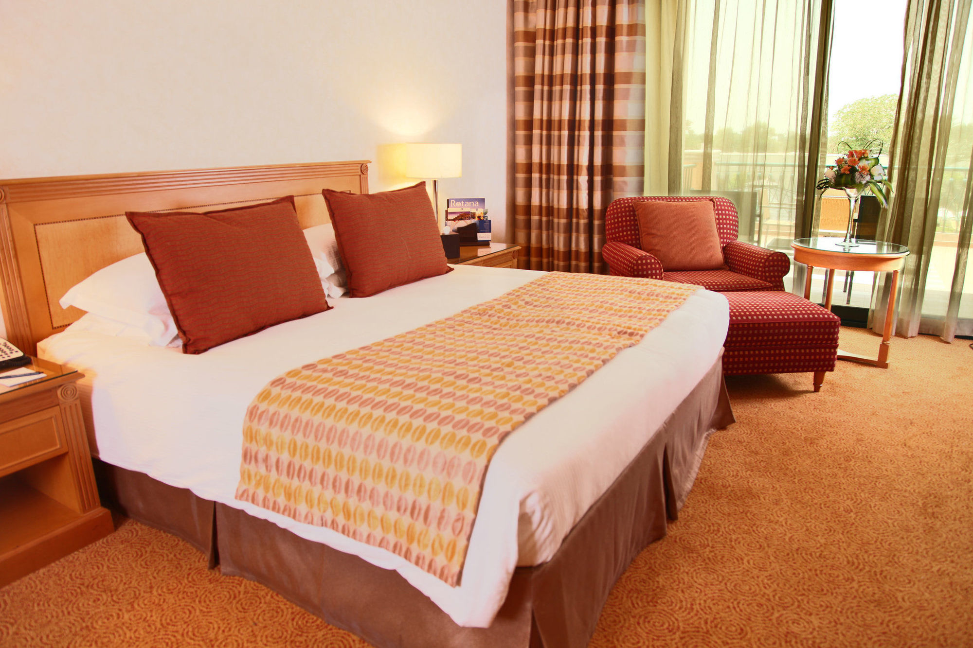 Al Ain Rotana Hotel Quarto foto A guest room at the hotel