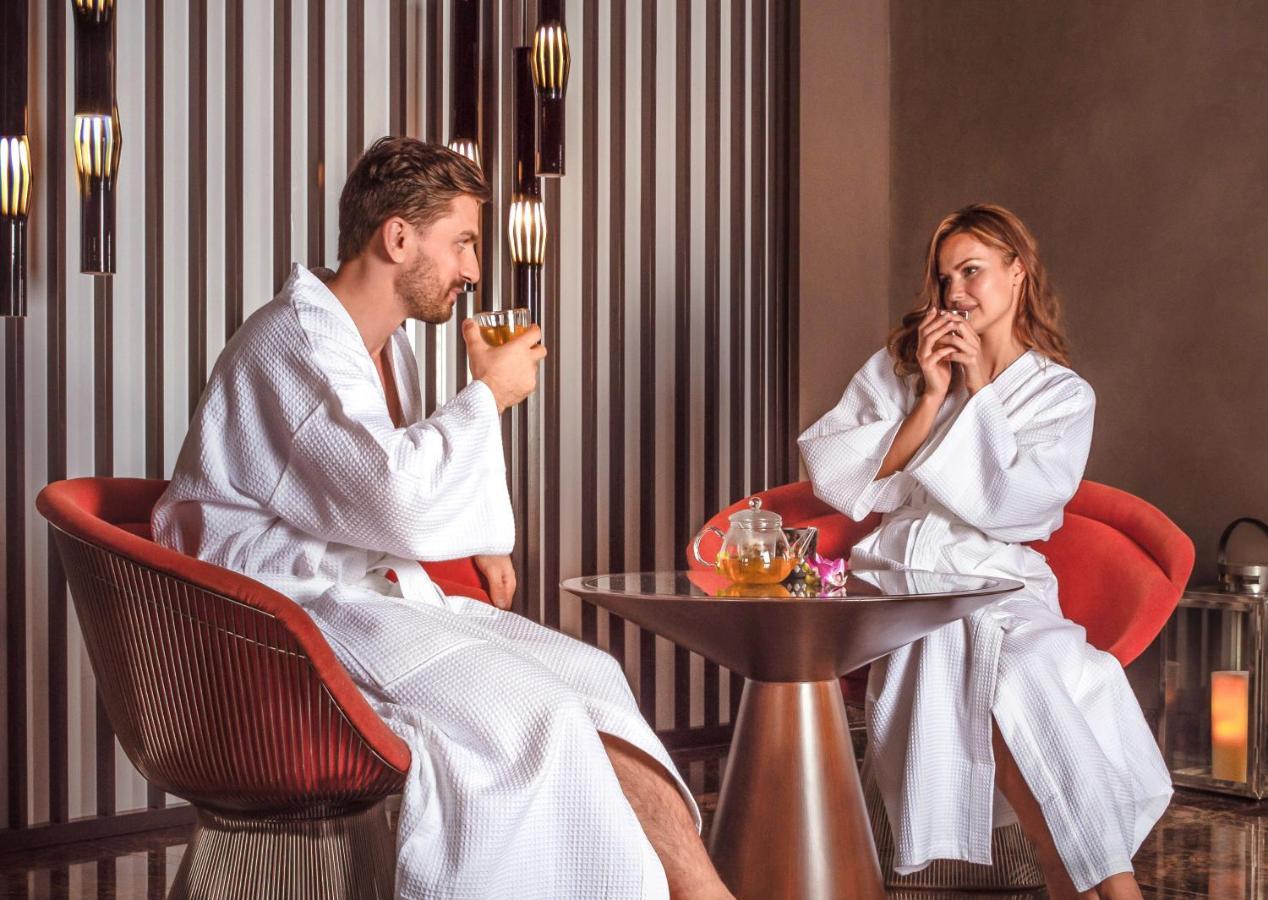 Al Ain Rotana Hotel Exterior foto A couple wearing bathrobes